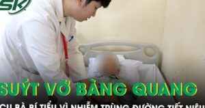 Cụ bà 101 tuổi suýt vỡ bàng quang, may mắn được cấp cứu giải phóng gần 2 lít nước tiểu