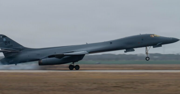 Mỹ tập kết hơn nửa số oanh tạc cơ B-1 tới Anh để tấn công Iran