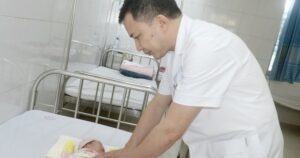 Tưởng con bị hăm da, gia đình bàng hoàng khi bác sĩ phát hiện trẻ không có hậu môn bẩm sinh