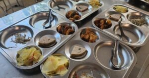 ‘Không ăn được thịt gà’ và câu chuyện phải công khai định lượng từng khẩu phần ăn bán trú của học sinh