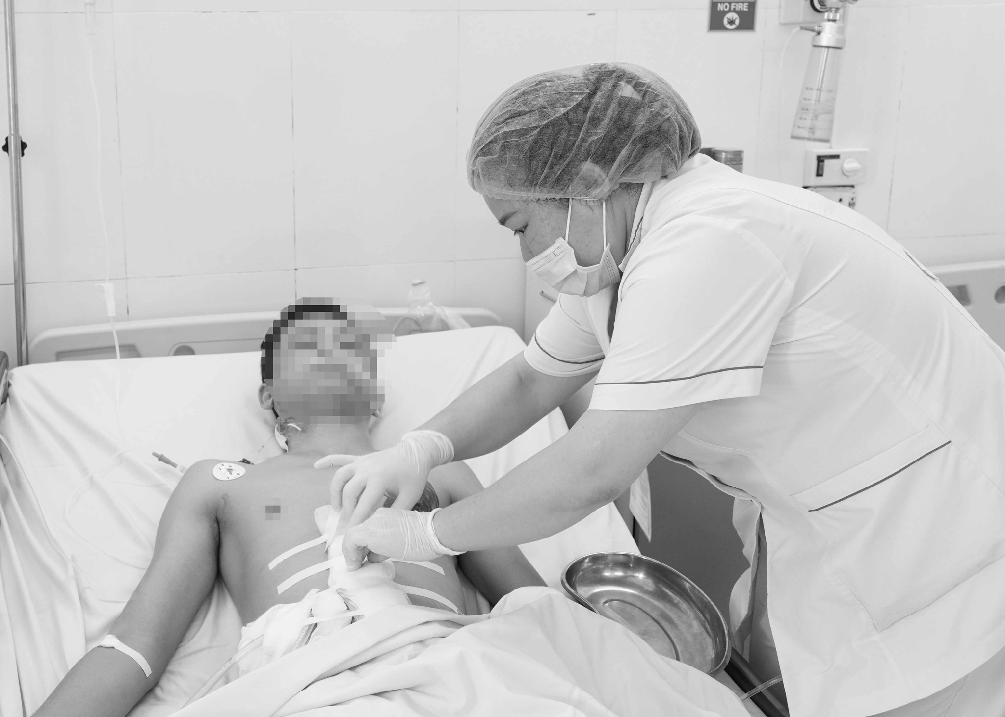 Bác sĩ hiến máu, trực tiếp thực hiện ca mổ cứu sống nam thanh niên bị vỡ thận- Ảnh 4.