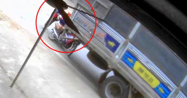 Cận cảnh màn giải cứu nghẹt thở người phụ nữ bị xe tải cuốn vào gầm