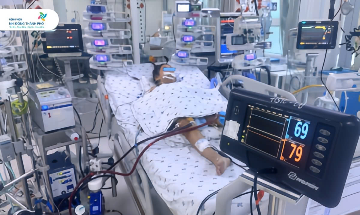 Bé 11 tuổi bị co giật do biến chứng viêm cầu thận sau viêm họng liên cầu- Ảnh 1. Bé 11 tuổi bị co giật do biến chứng viêm cầu thận sau viêm họng liên cầu- Ảnh 1.