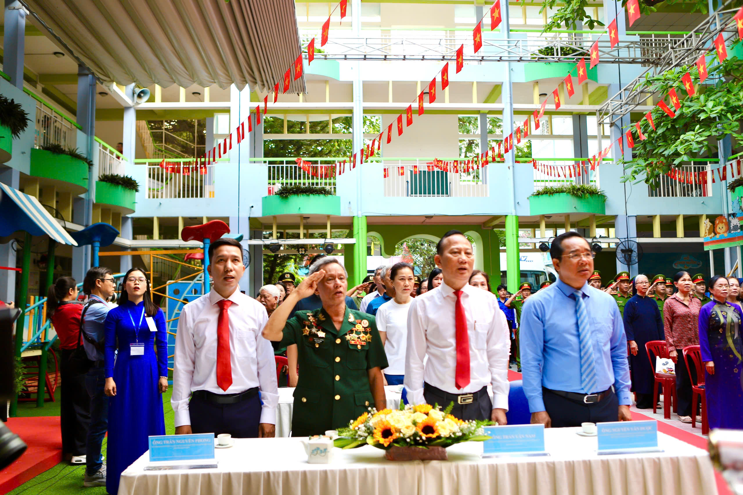 31 xã, phường trên địa bàn TPHCM đạt 100% cử tri đi bỏ phiếu bầu cử- Ảnh 1.