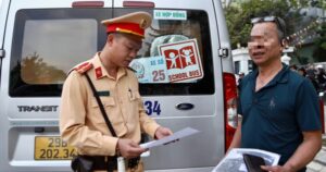 Hà Nội: Kiểm tra xe chở học sinh, tài xế được test nồng độ cồn, ma túy