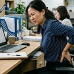 5 bài tập đơn giản giúp giảm đau lưng, cứng khớp do ngồi lâu