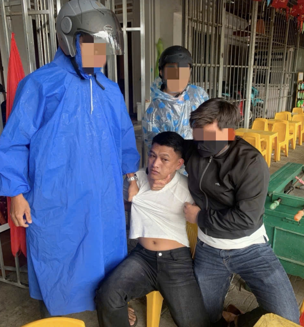 Siết cổ người phụ nữ đang cắt rau ngoài đồng cướp bông tai vàng- Ảnh 1.