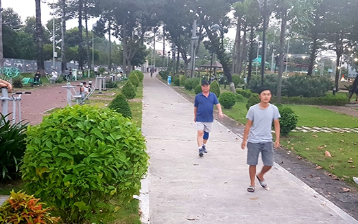 Đi bộ hay bơi lội: Lựa chọn nào tối ưu cho sức khỏe và thể lực?- Ảnh 3. Mỗi ngày nên đi bộ bao nhiêu km để cải thiện thể lực?