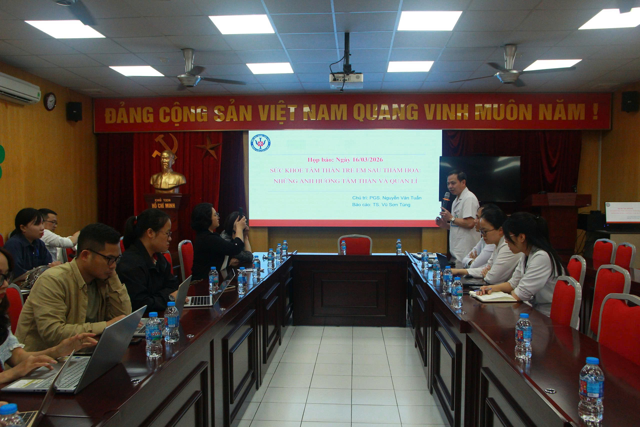 Chuyên gia chỉ rõ những dấu hiệu trẻ bị sang chấn tâm lý, cha mẹ cần biết- Ảnh 4.