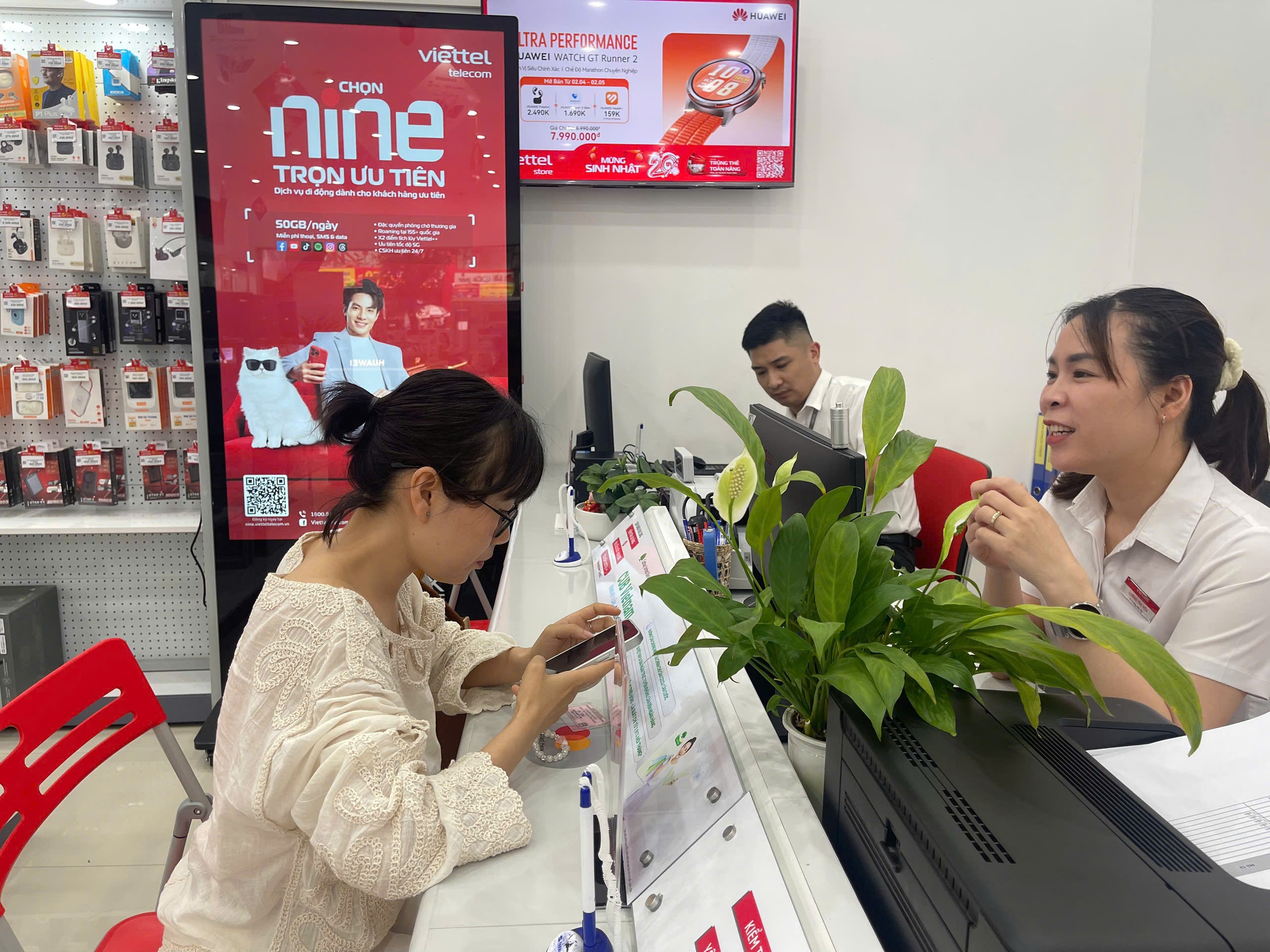 Nguy cơ bị khóa sim từ 15/4: Người dân Hà Nội vội vàng đi xác thực thuê bao- Ảnh 3. Nguy cơ bị khóa sim từ 15/4: Người dân Hà Nội vội vàng đi xác thực thuê bao- Ảnh 3.