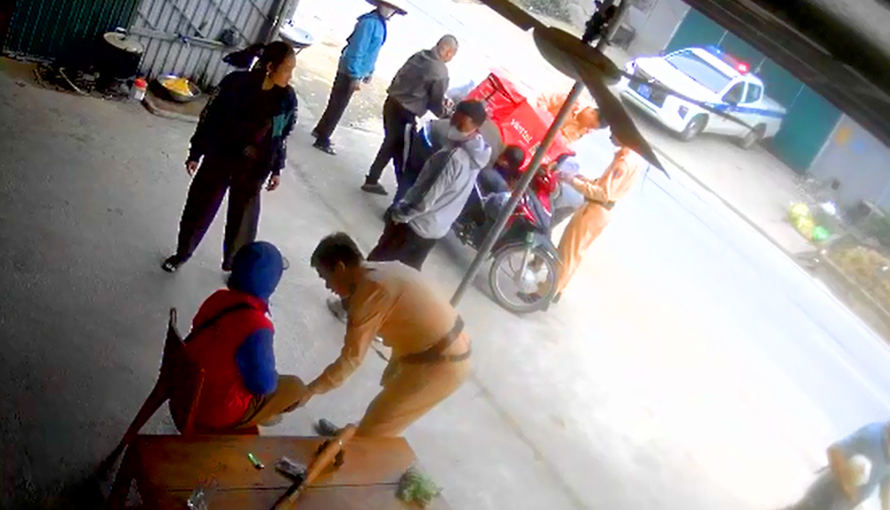 Cận cảnh màn giải cứu nghẹt thở người phụ nữ bị xe tải cuốn vào gầm- Ảnh 3.