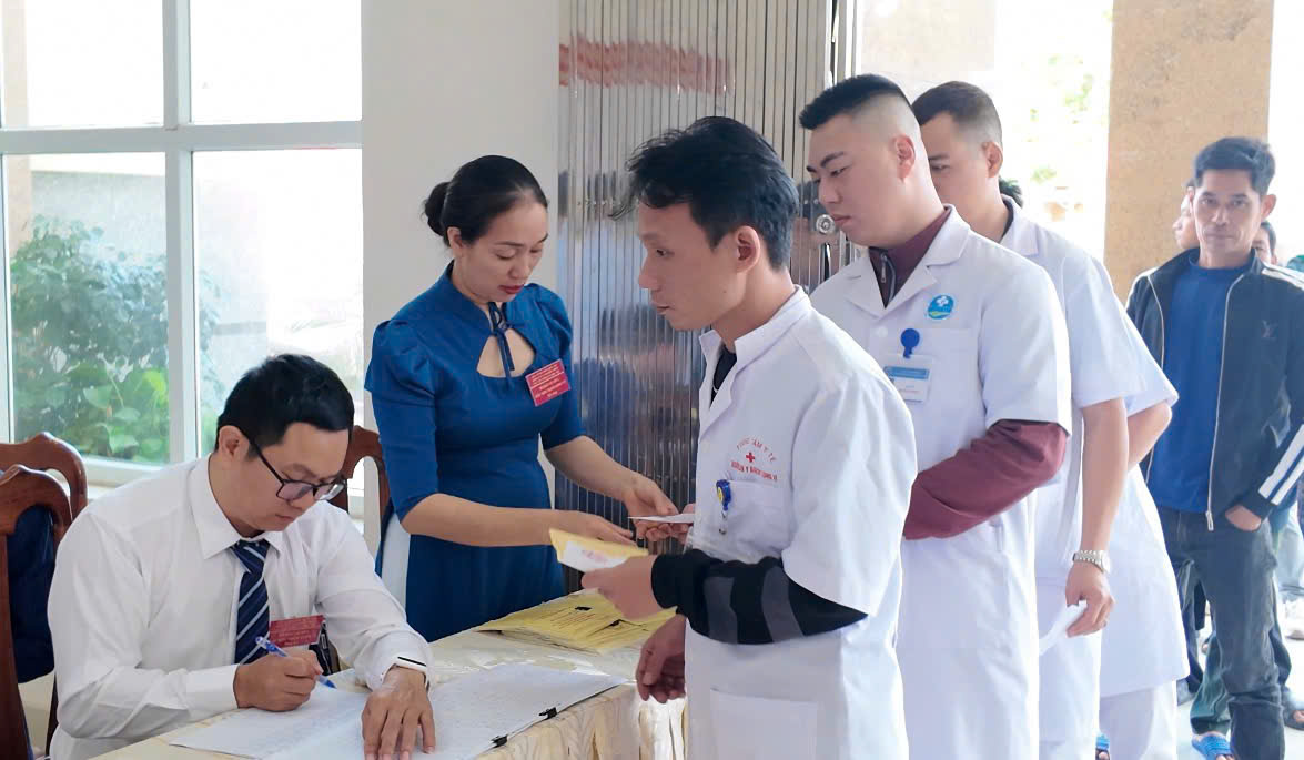 Hình ảnh cử tri đặc khu Bạch Long Vĩ đi bầu cử sớm một ngày- Ảnh 9.