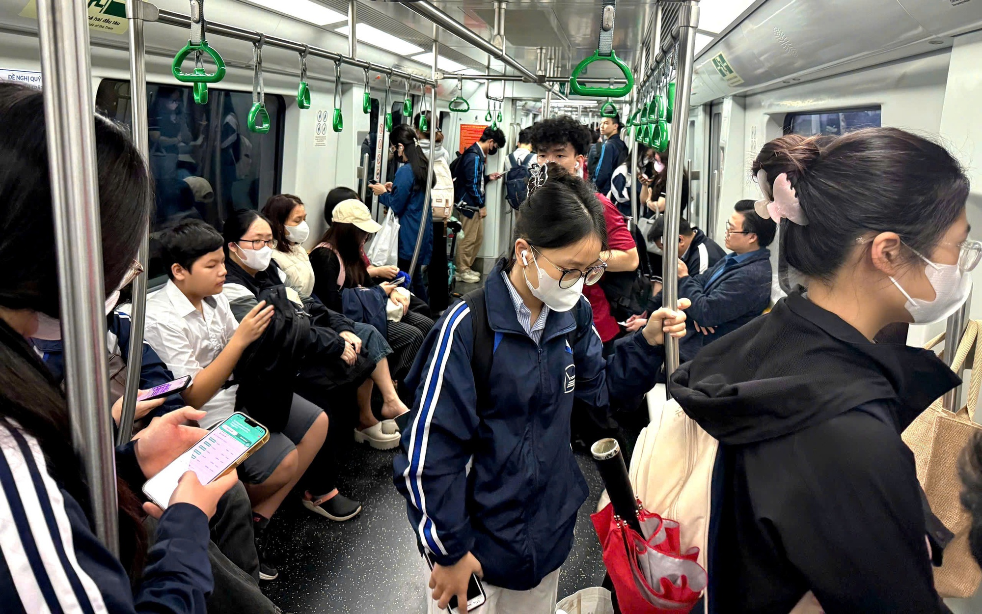 Giá xăng tăng, người dân TPHCM chuyển sang tàu điện, xe buýt- Ảnh 4.