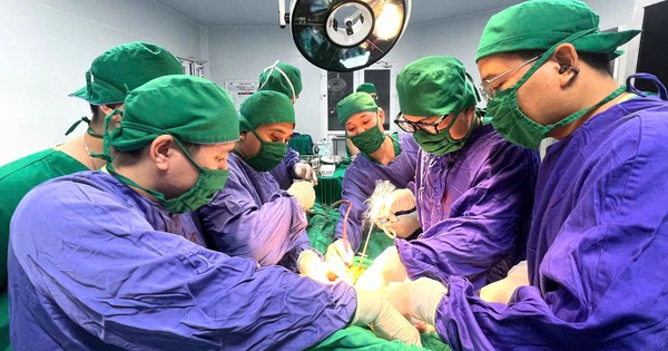 Người phụ nữ phát hiện mang khối u dạ dày kích thước khổng lồ từ triệu chứng bất thường