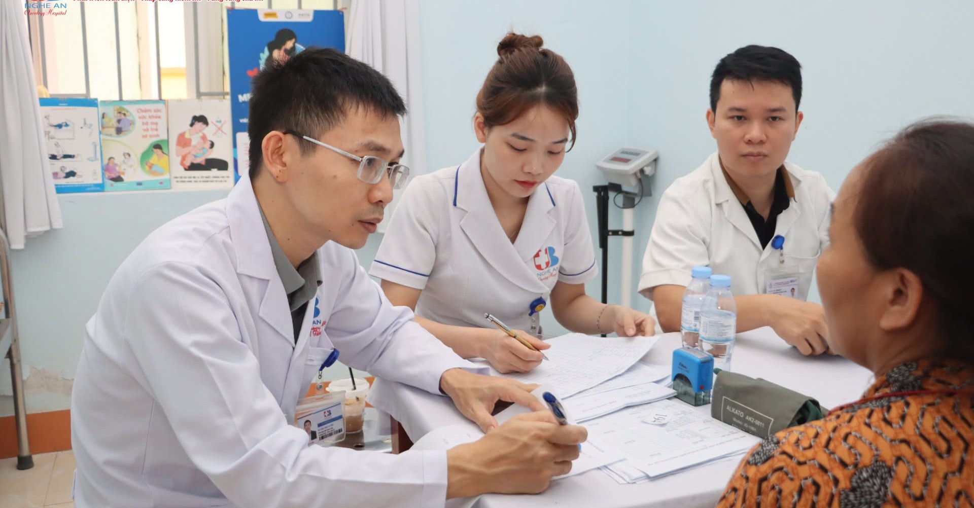 Đưa kỹ thuật tầm soát ung thư về tận cơ sở, hơn 450 người dân được khám miễn phí- Ảnh 2. Đưa kỹ thuật tầm soát ung thư về tận cơ sở, hơn 450 người dân được khám miễn phí- Ảnh 2.