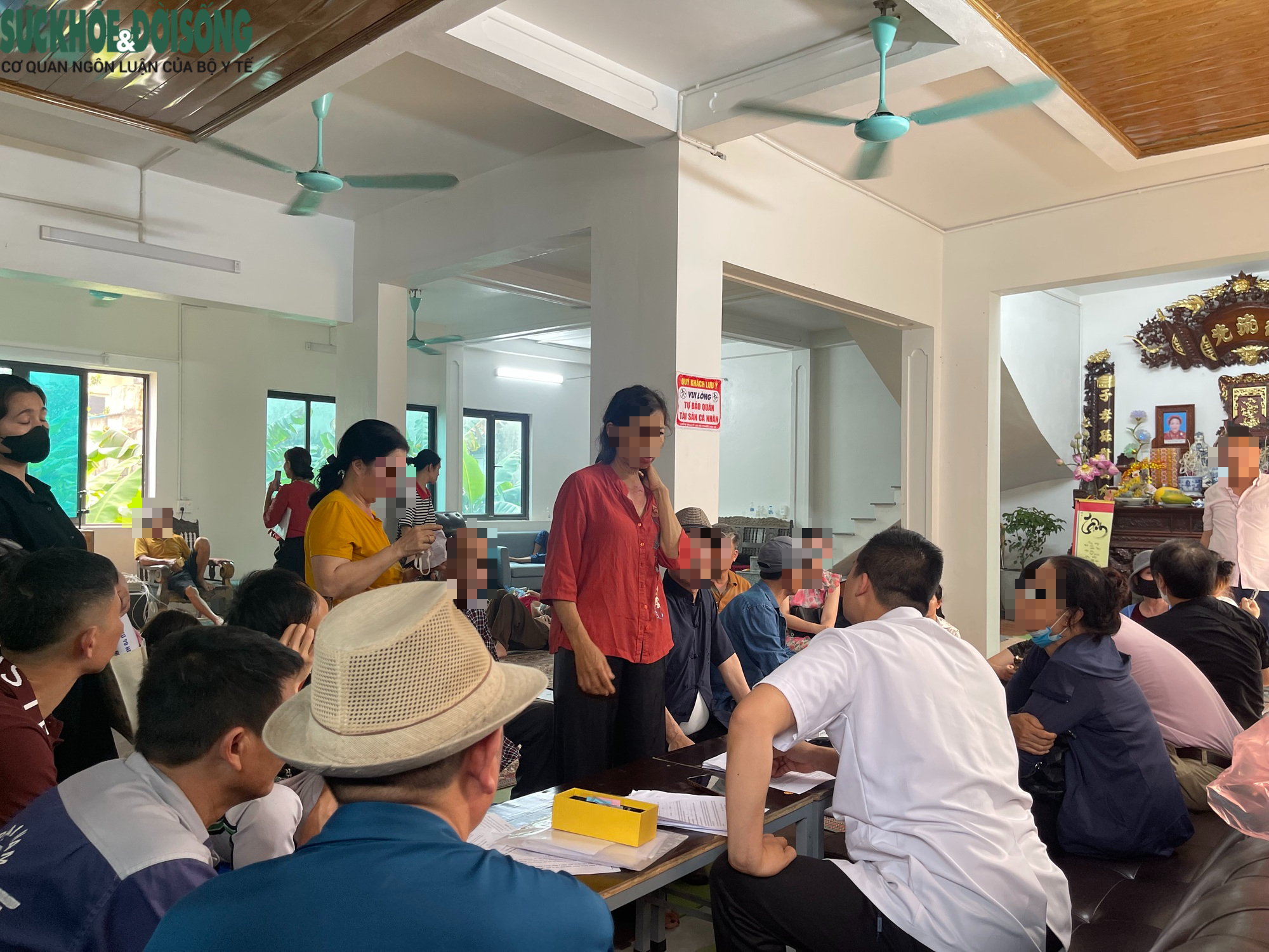 Tiếp bài chữa 'bách bệnh' bằng giác hơi hút máu ở Hà Nội: Đoàn kiểm tra yêu cầu chấm dứt hoạt động khám chữa bệnh- Ảnh 2. Tiếp bài chữa 'bách bệnh' bằng giác hơi hút máu ở Hà Nội: Đoàn kiểm tra yêu cầu chấm dứt hoạt động khám chữa bệnh- Ảnh 2.