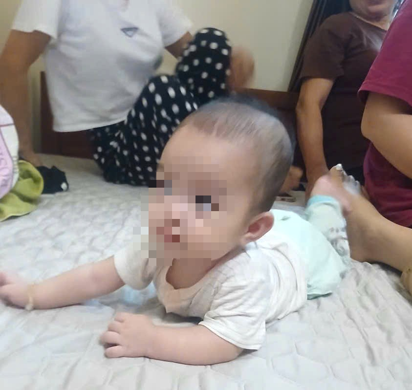 Xót xa bé gái 4 tháng tuổi bị bỏ rơi trước cổng nhà dân trong đêm- Ảnh 1. Xót xa bé gái 4 tháng tuổi bị bỏ rơi trước cổng nhà dân trong đêm- Ảnh 1.