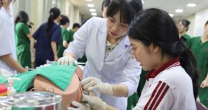 Hơn 3.000 học sinh, phụ huynh tham gia ngày hội tư vấn tuyển sinh y dược