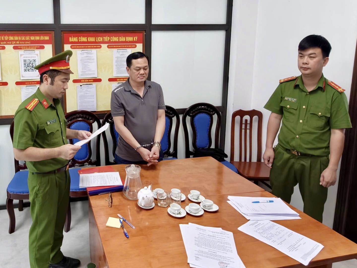 Bắt nguyên cán bộ Ủy ban Kiểm tra Tỉnh ủy Hòa Bình (cũ) - Ảnh 1. Bắt nguyên cán bộ Ủy ban Kiểm tra Tỉnh ủy Hòa Bình (cũ) - Ảnh 1.