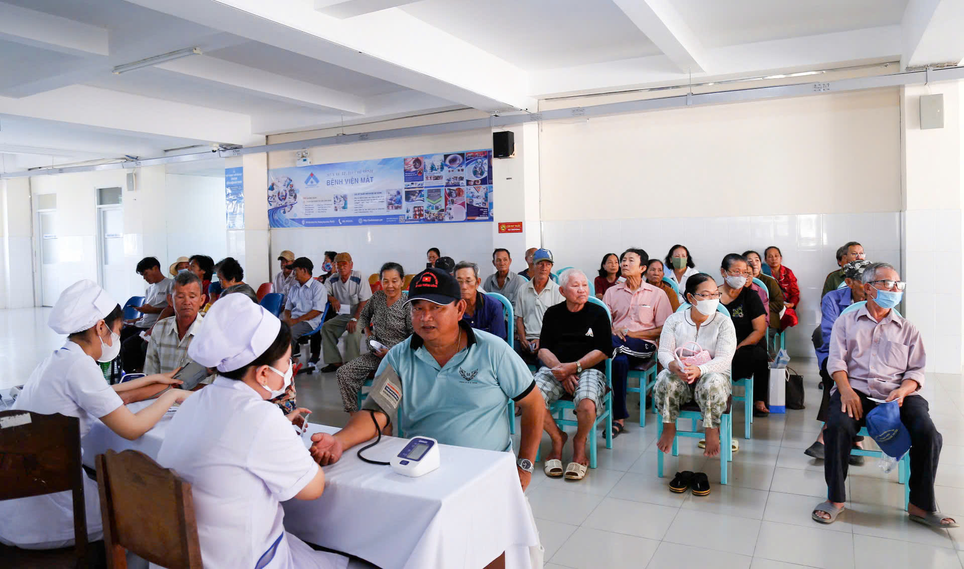 Ngày Sức khỏe toàn dân: 100 bệnh nhân khó khăn ở TPHCM được mổ mắt miễn phí- Ảnh 1. Ngày Sức khỏe toàn dân: 100 bệnh nhân khó khăn ở TPHCM được mổ mắt miễn phí- Ảnh 1.