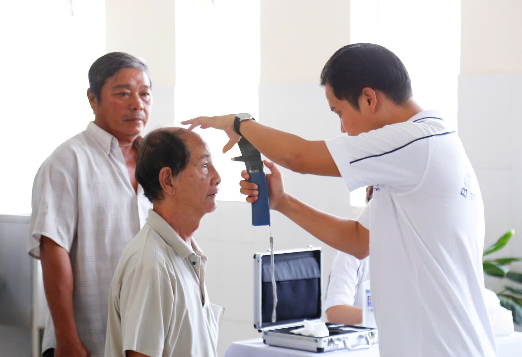 Ngày Sức khỏe toàn dân: 100 bệnh nhân khó khăn ở TPHCM được mổ mắt miễn phí- Ảnh 3. Ngày Sức khỏe toàn dân: 100 bệnh nhân khó khăn ở TPHCM được mổ mắt miễn phí- Ảnh 3.