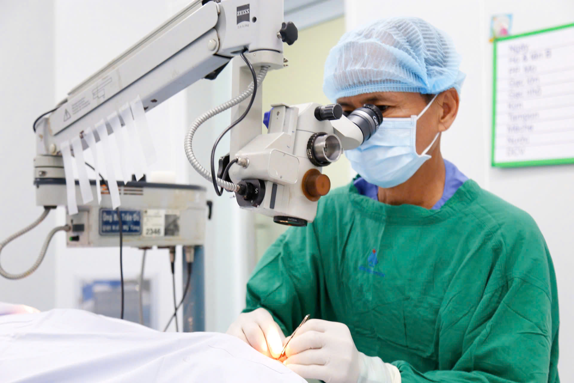 Ngày Sức khỏe toàn dân: 100 bệnh nhân khó khăn ở TPHCM được mổ mắt miễn phí- Ảnh 2. Ngày Sức khỏe toàn dân: 100 bệnh nhân khó khăn ở TPHCM được mổ mắt miễn phí- Ảnh 2.