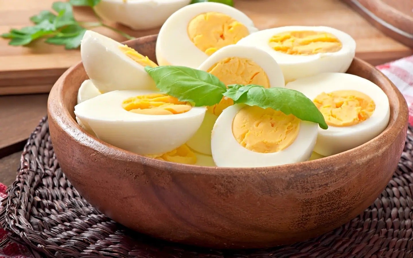 Chuyên gia dinh dưỡng chỉ ra 4 nhóm người cần thận trọng khi ăn trứng- Ảnh 2. Trứng gà – vị thuốc quen thuộc trong bếp, dùng thế nào tốt nhất cho sức khỏe?