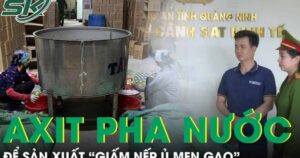 Thủ đoạn pha axit với nước máy làm ‘giấm nếp ủ men gạo’ đầu độc người tiêu dùng