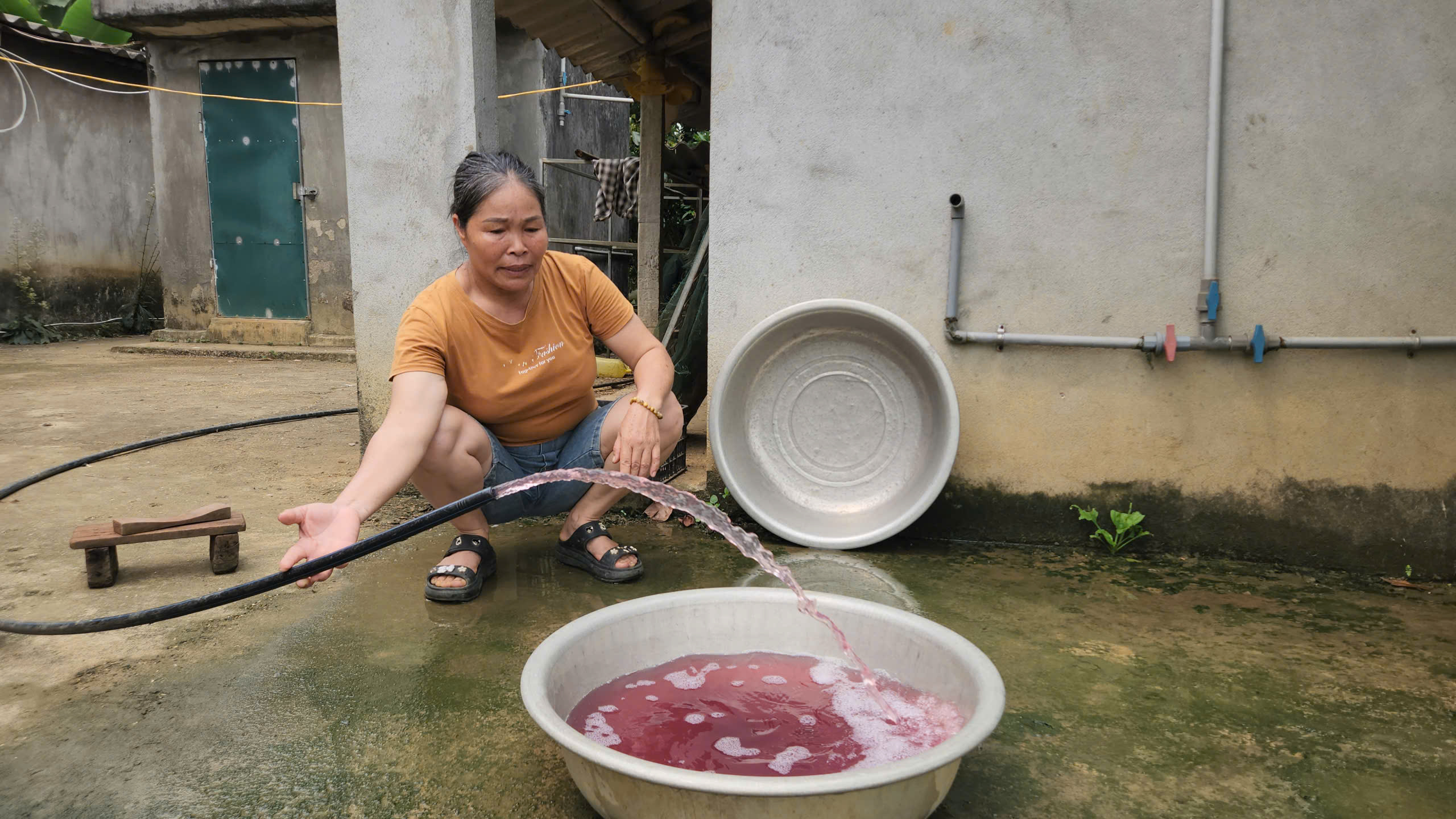 Tạm dừng hoạt động giặt là của nhà máy may khiến nước sinh hoạt đổi màu tím- Ảnh 2. Tạm dừng hoạt động giặt là của nhà máy may khiến nước sinh hoạt đổi màu tím- Ảnh 2.