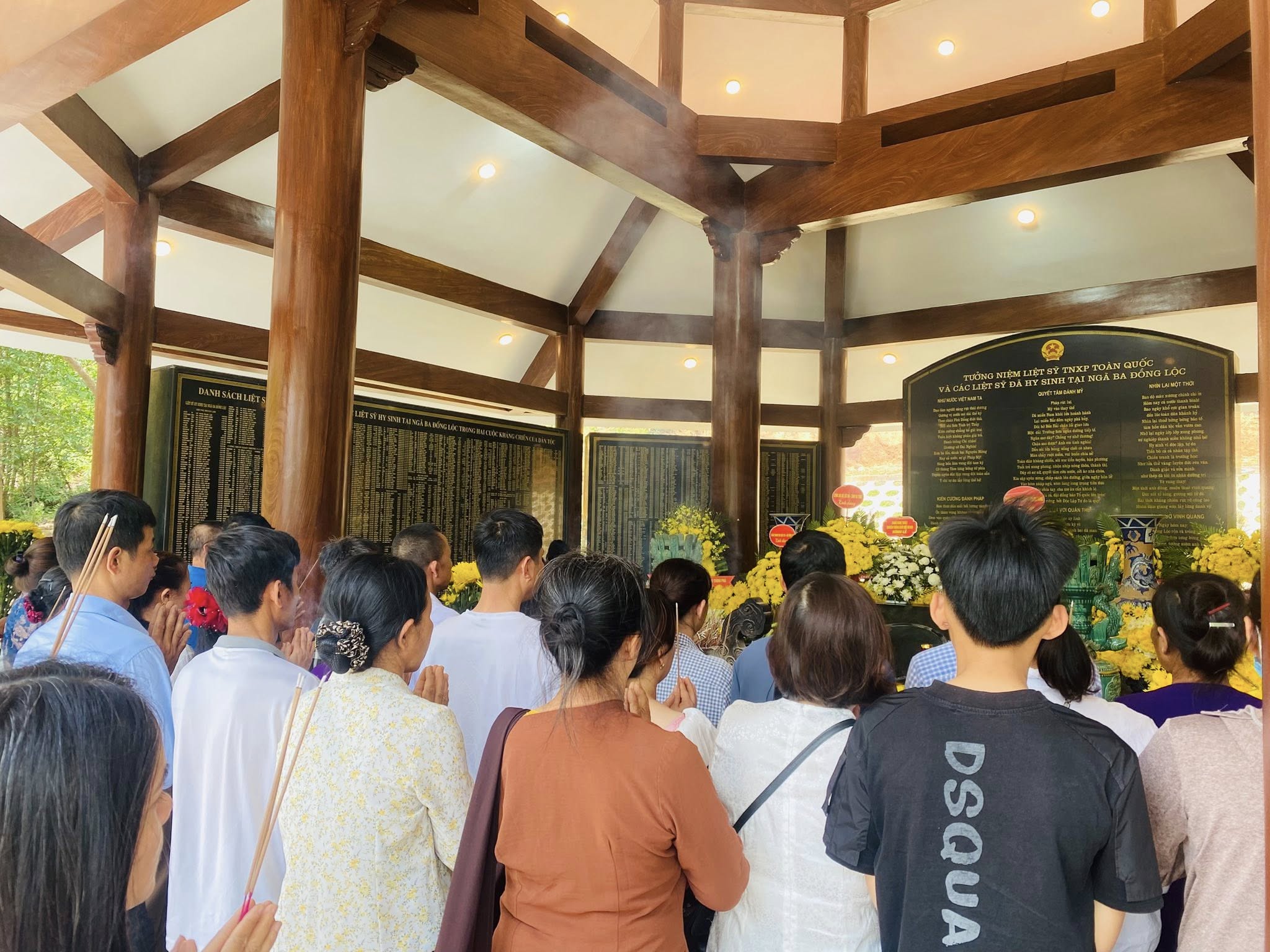 Tri ân tại Ngã ba Đồng Lộc- Ảnh 4. Tri ân tại Ngã ba Đồng Lộc- Ảnh 4.