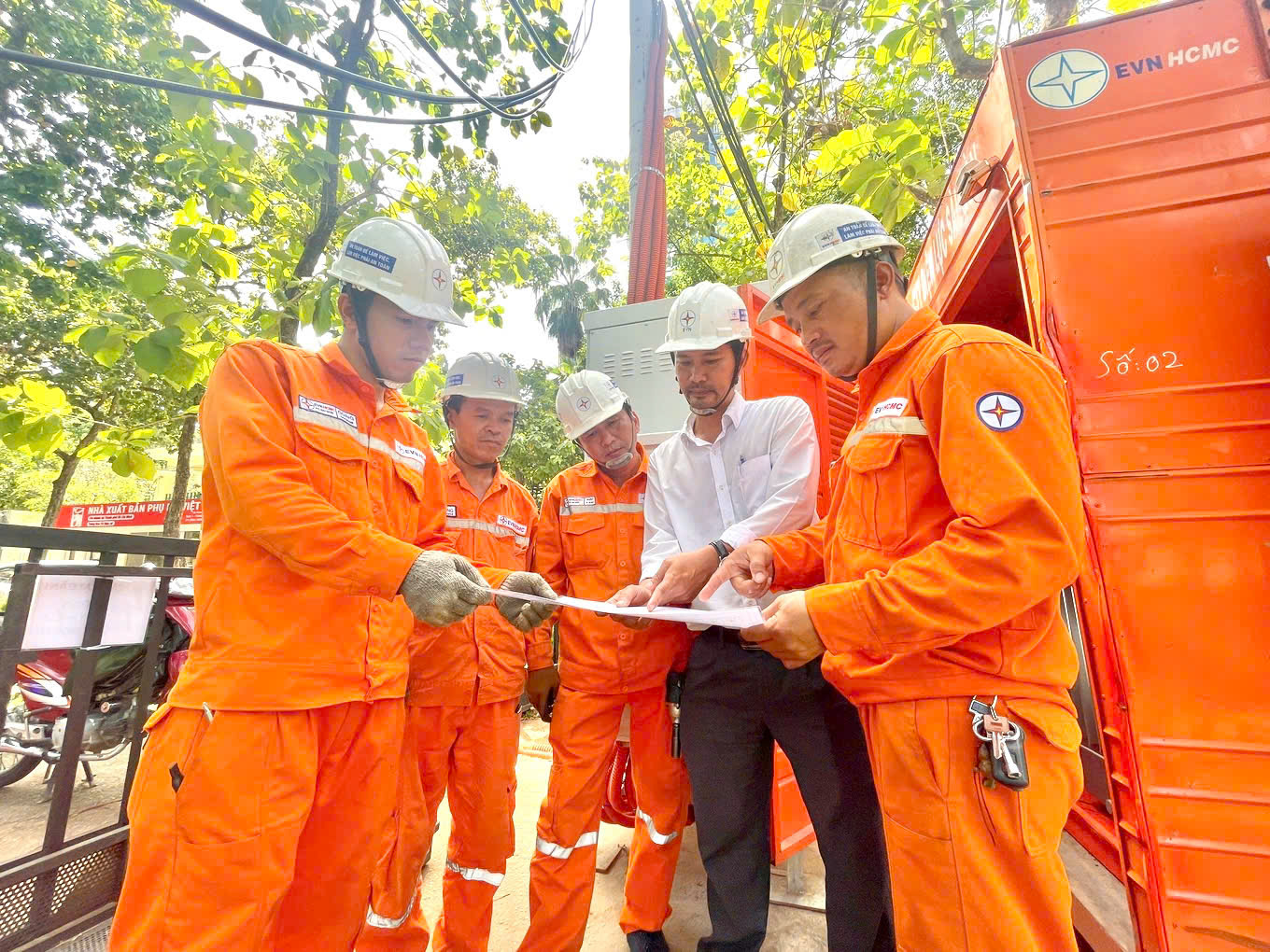 TPHCM đảm bảo cấp điện an toàn, liên tục dịp lễ 30/4 – 1/5- Ảnh 1. TPHCM đảm bảo cấp điện an toàn, liên tục dịp lễ 30/4 – 1/5- Ảnh 1.