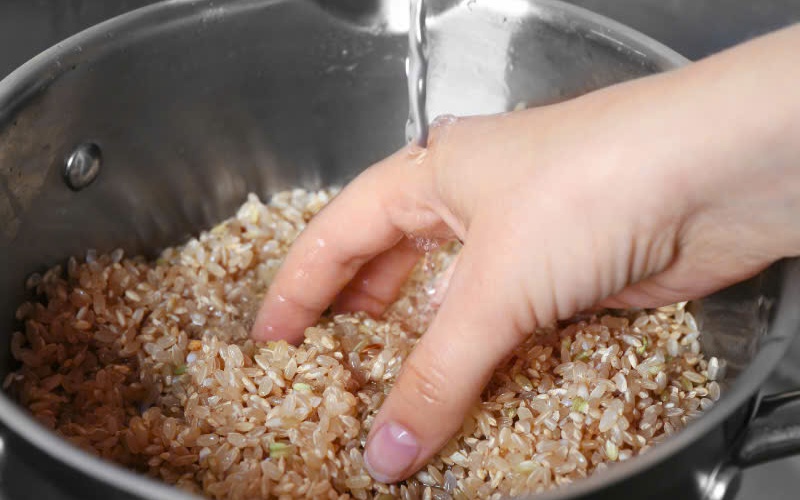 Gạo lứt, gạo đen hay gạo đỏ tốt nhất cho sức khỏe đường ruột và tim mạch?- Ảnh 2. Ngâm gạo lứt trước khi nấu có tác dụng gì?