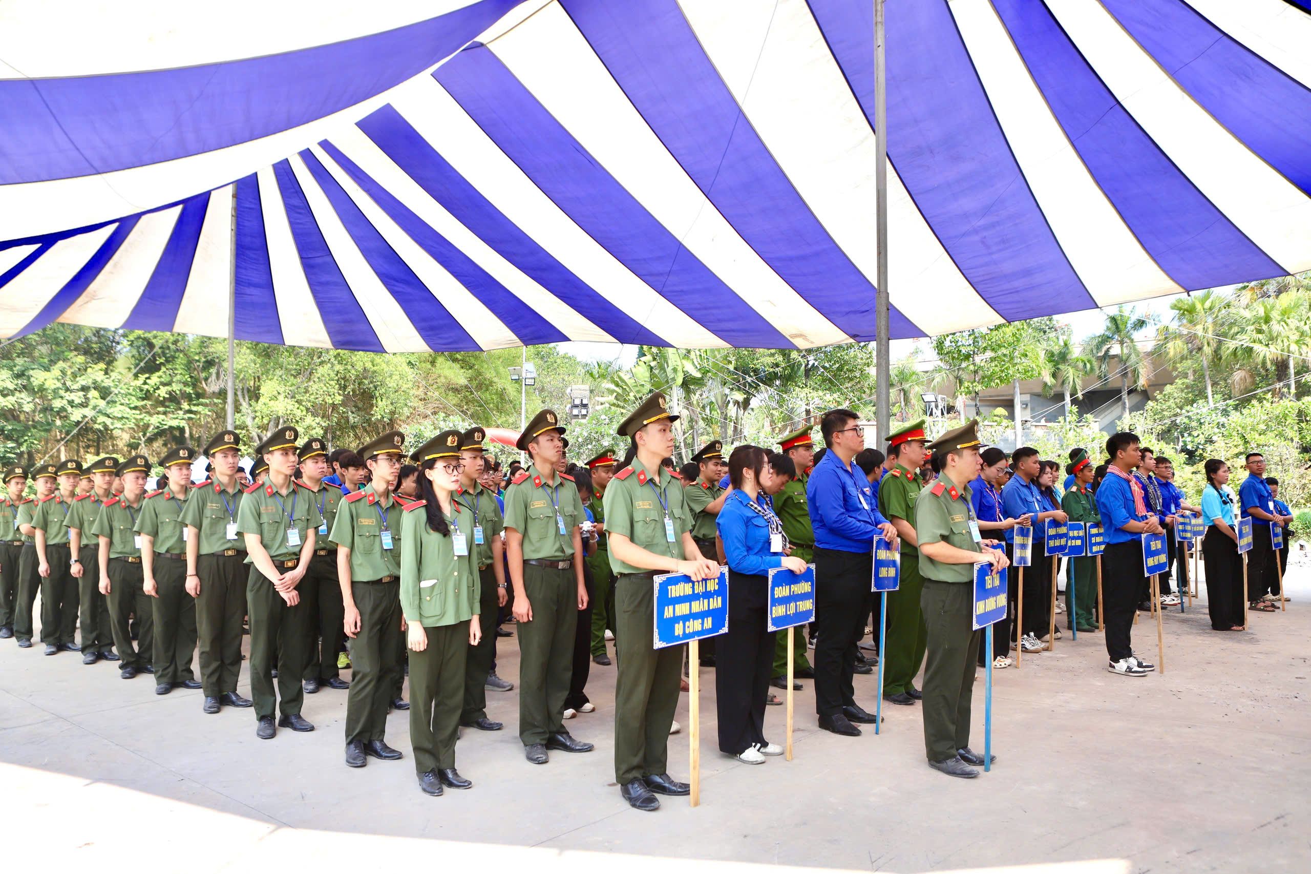 Khai mạc Hội trại truyền thống 'Tự hào nòi giống Tiên Rồng'- Ảnh 6. Khai mạc Hội trại truyền thống 'Tự hào nòi giống Tiên Rồng'- Ảnh 6.