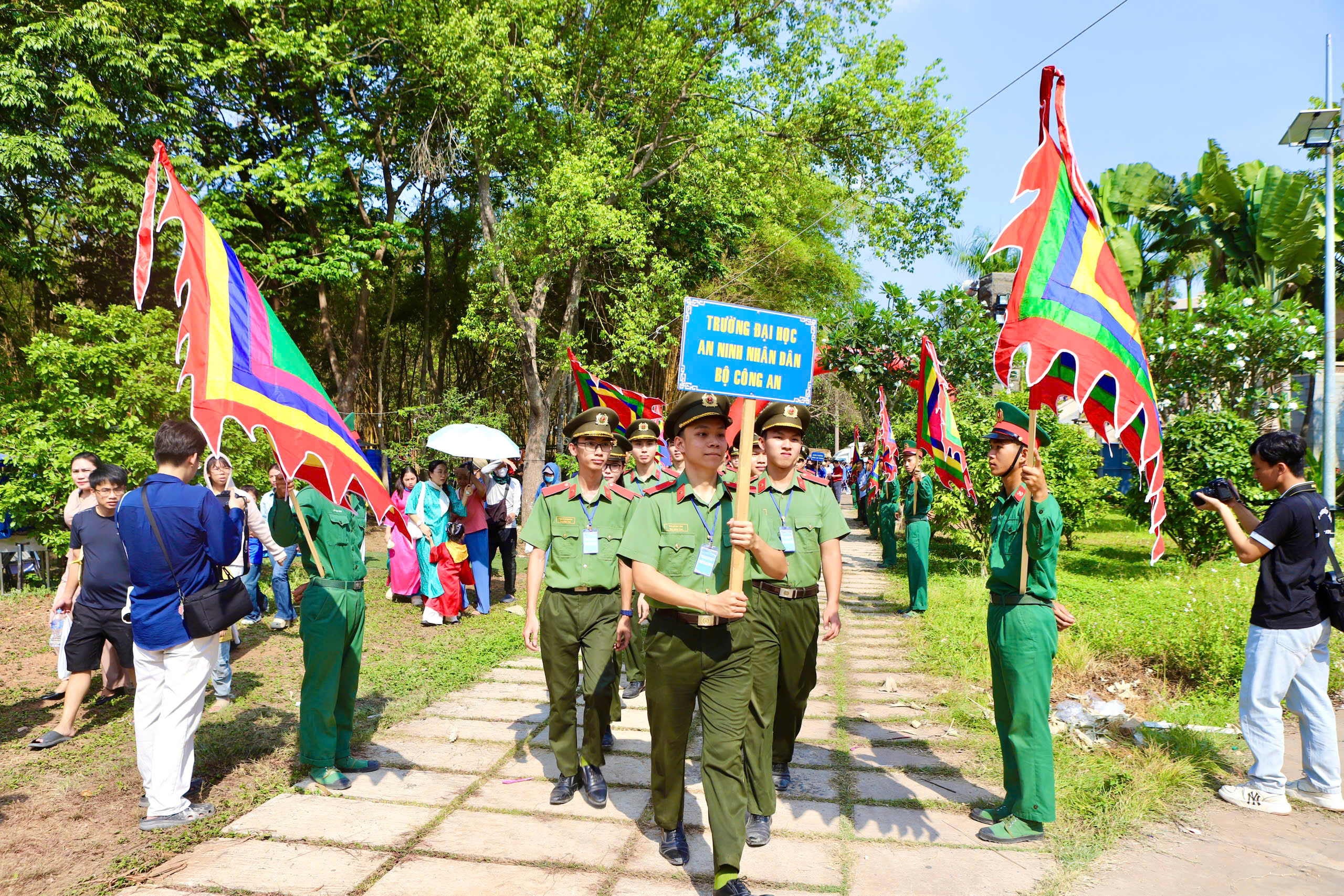 Khai mạc Hội trại truyền thống 'Tự hào nòi giống Tiên Rồng'- Ảnh 1. Khai mạc Hội trại truyền thống 'Tự hào nòi giống Tiên Rồng'- Ảnh 1.