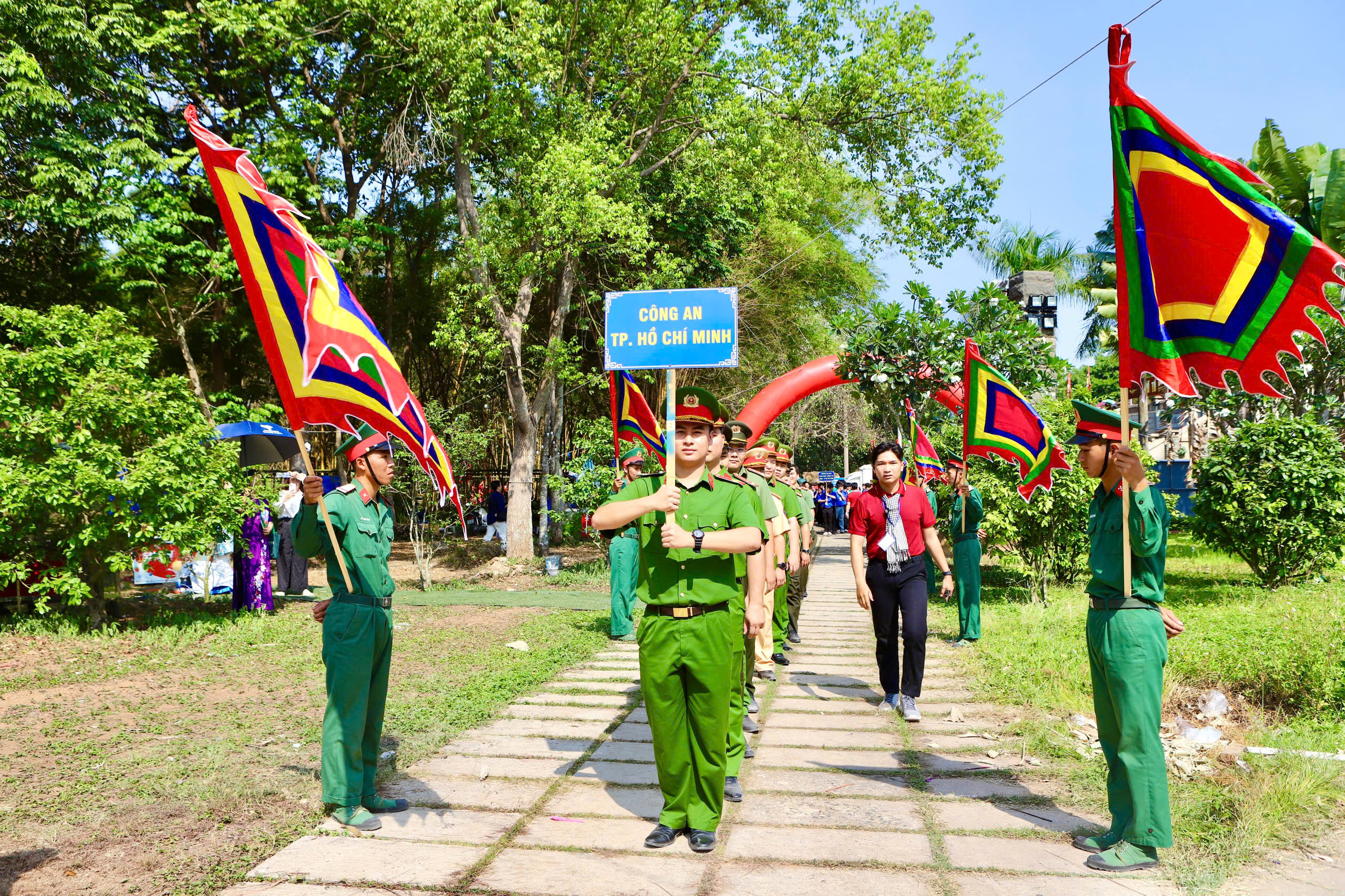Khai mạc Hội trại truyền thống 'Tự hào nòi giống Tiên Rồng'- Ảnh 4. Khai mạc Hội trại truyền thống 'Tự hào nòi giống Tiên Rồng'- Ảnh 4.