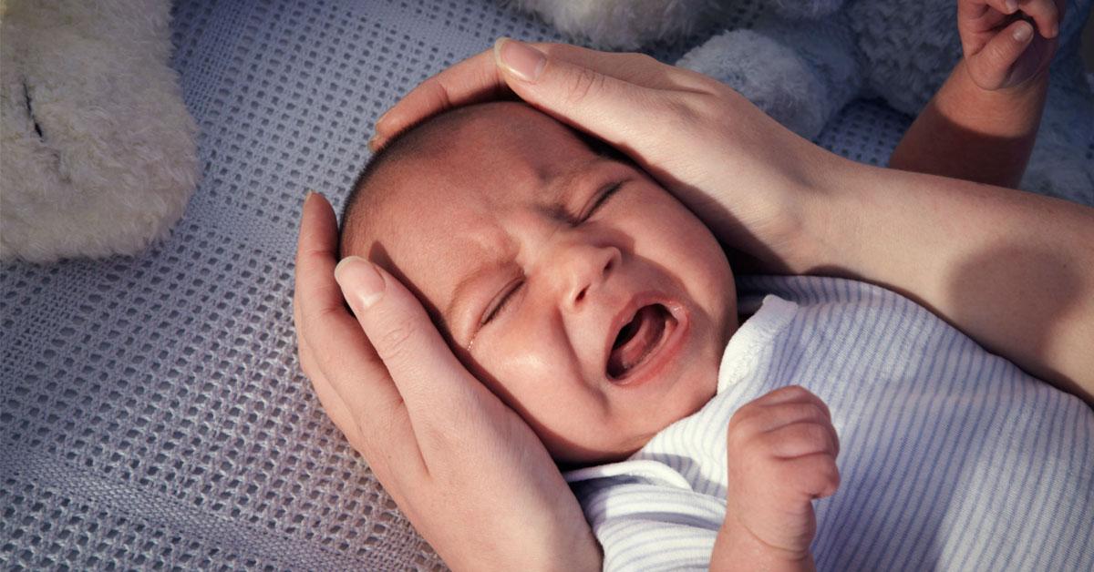 Trẻ quấy khóc đêm, đổ mồ hôi trộm do đâu?