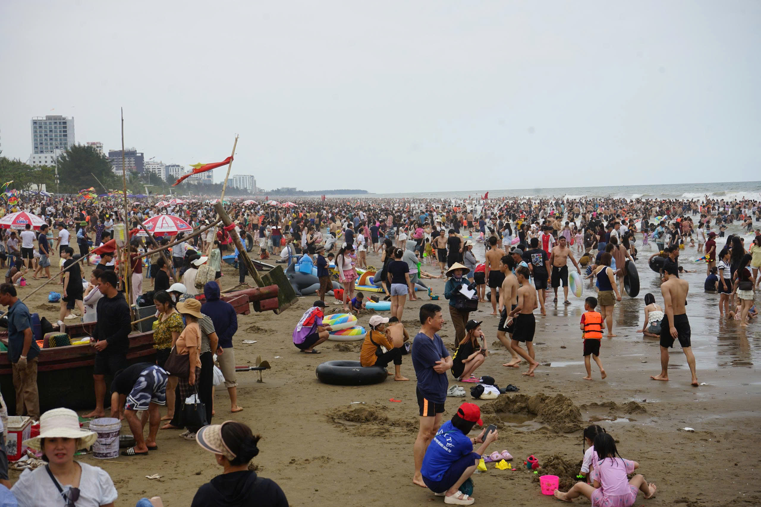 z77801725663466ed6255cda14188e1e741267fc7e1cf9-1777623405608957617850-1 Biển người ‘ken đặc’ Sầm Sơn- Ảnh 5.