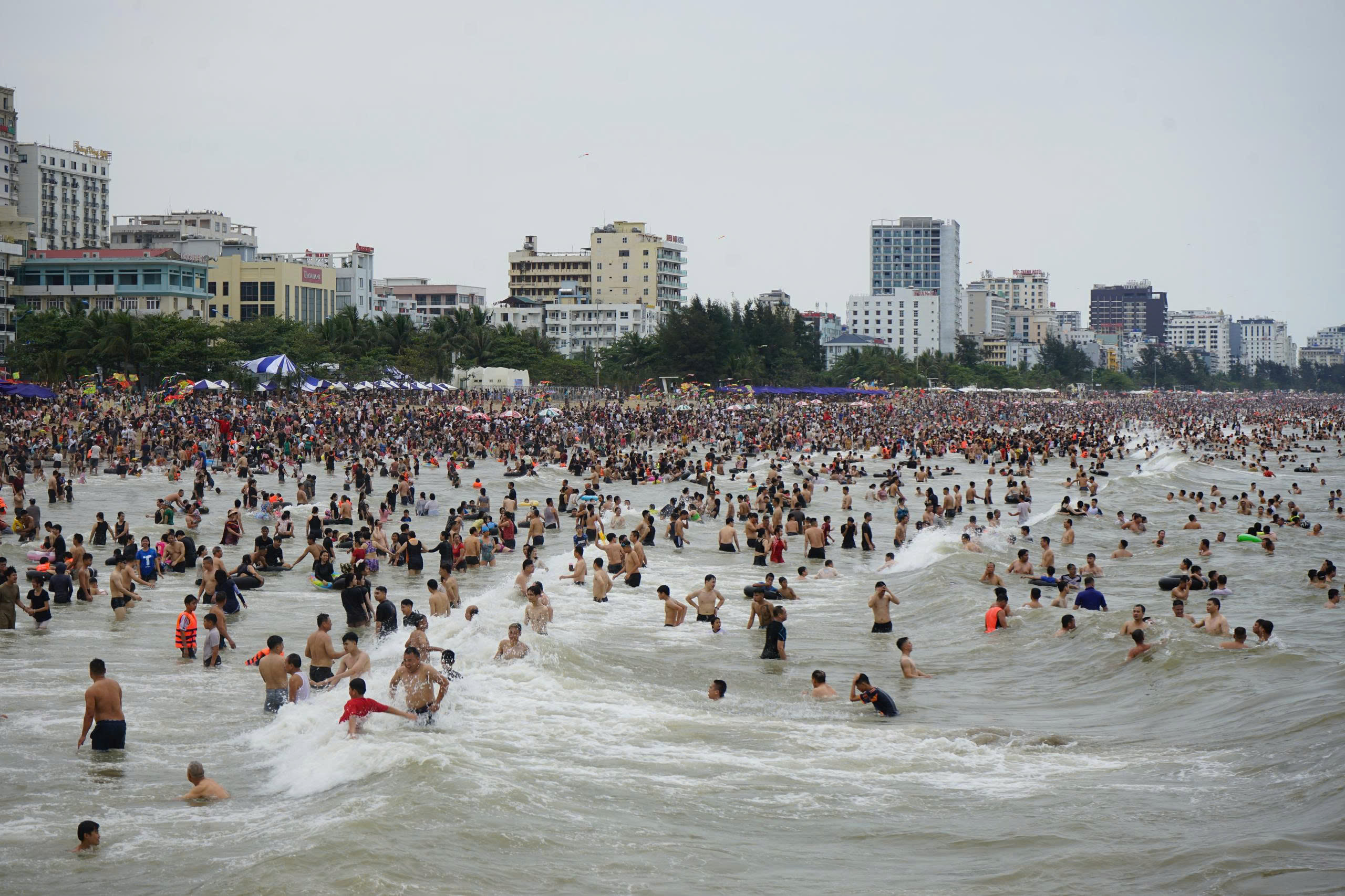 z7780172609348a54f0c58a30582e31a0eda0725f5179a-17776234317762106956943-1 Biển người ‘ken đặc’ Sầm Sơn- Ảnh 7.