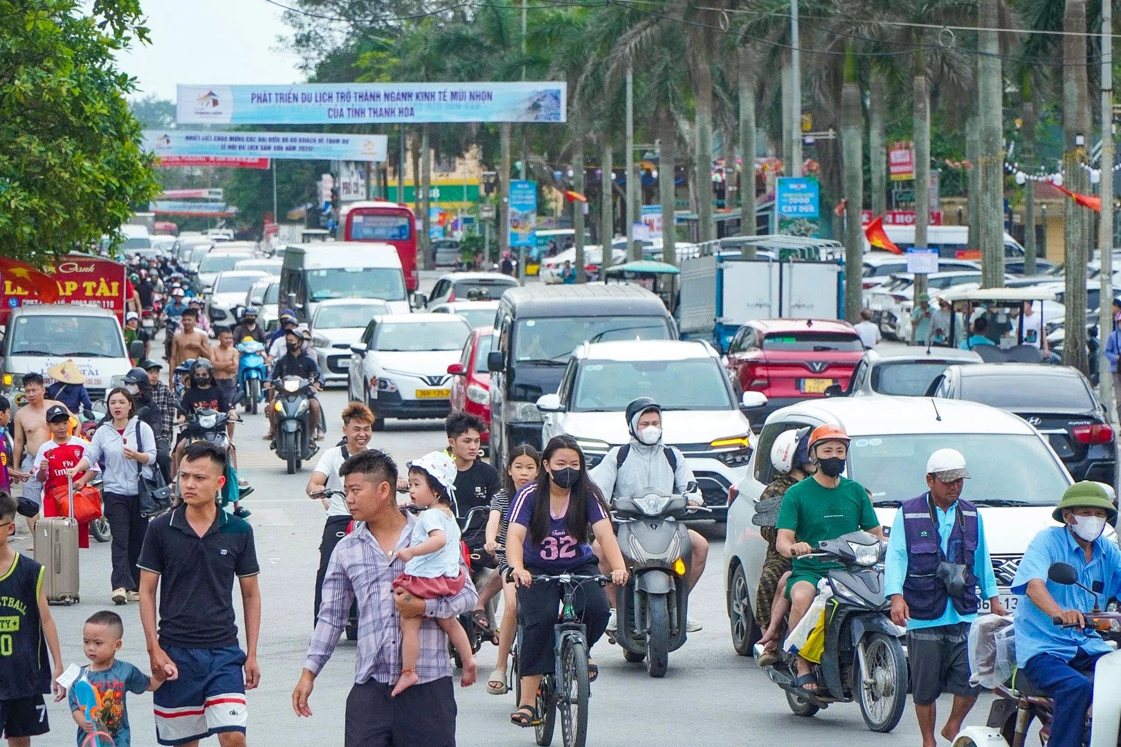 z77807606668639355588b1a72ee264e46d7988c6fc542-17776233636691056534442-1 Biển người ‘ken đặc’ Sầm Sơn- Ảnh 1.