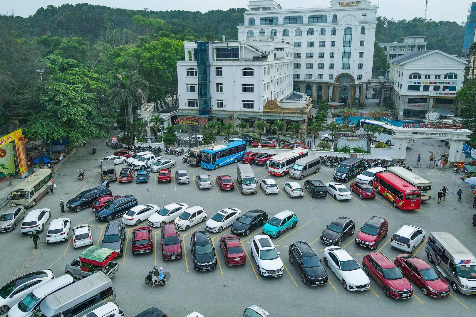 z778076067454043ecfdea63f9a0165330f5e8e9073878-17776233763861219458981-1 Biển người ‘ken đặc’ Sầm Sơn- Ảnh 2.