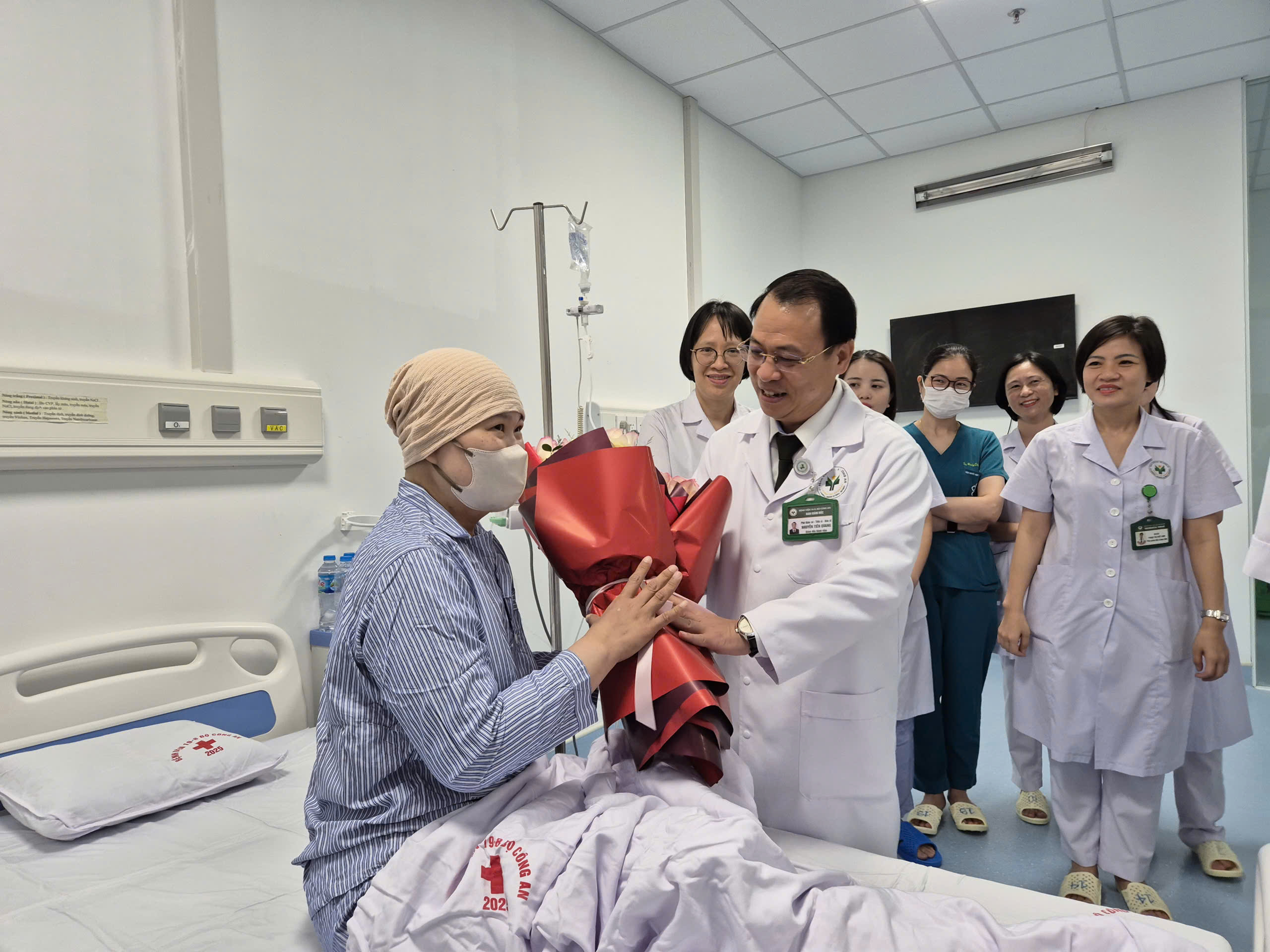 Ghép tủy giành sự sống cho bệnh nhân u lympho nặng - Ảnh 2. Ghép tủy giành sự sống cho bệnh nhân u lympho nặng - Ảnh 2.