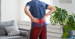 Nguyên nhân, phương pháp điều trị đau lưng lan xuống mông và chân