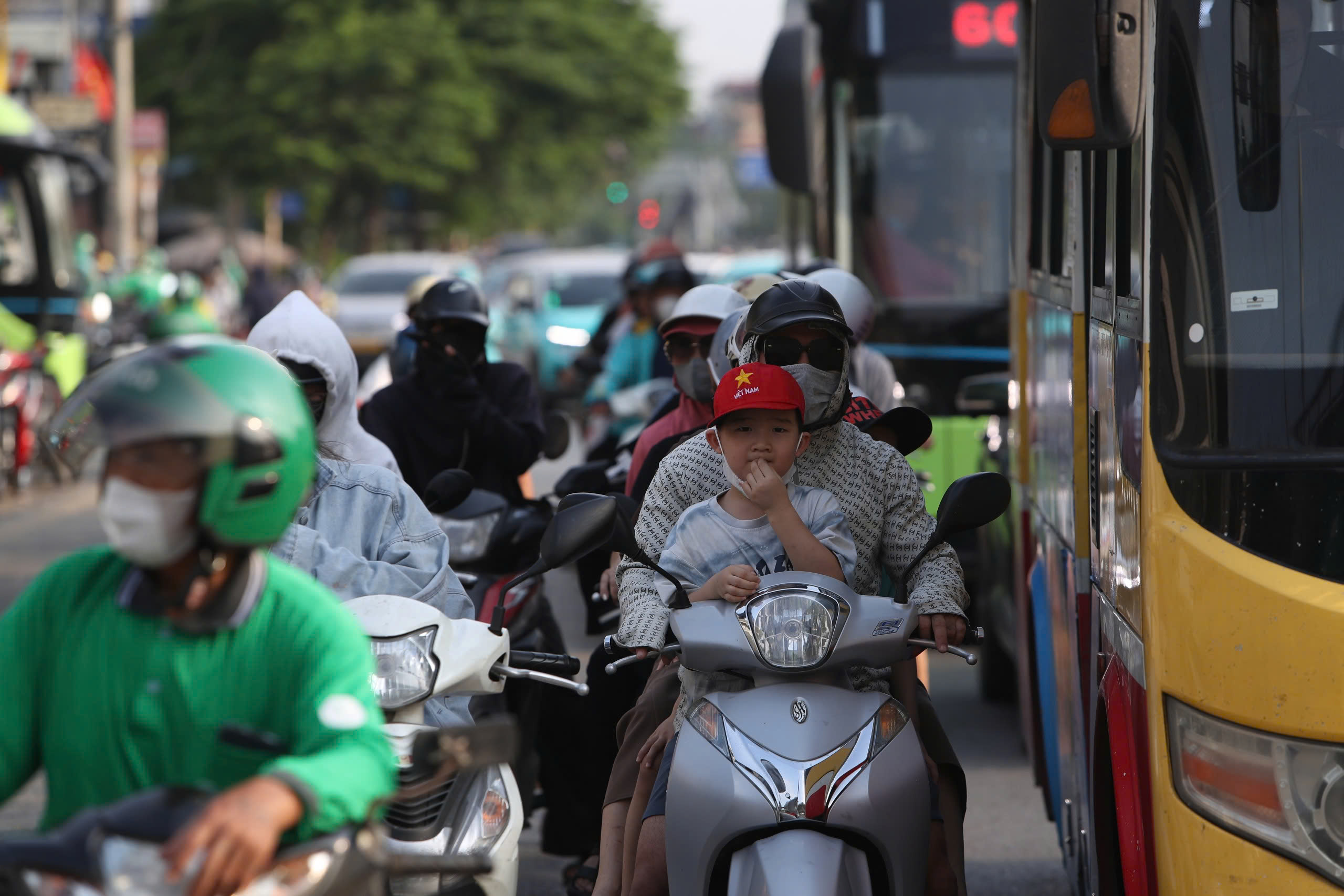 117537375455612163-17777204774141309272 Dòng xe ùn ùn trở về Hà Nội dù chưa hết nghỉ lễ, CSGT đóng đường phân luồng- Ảnh 7.