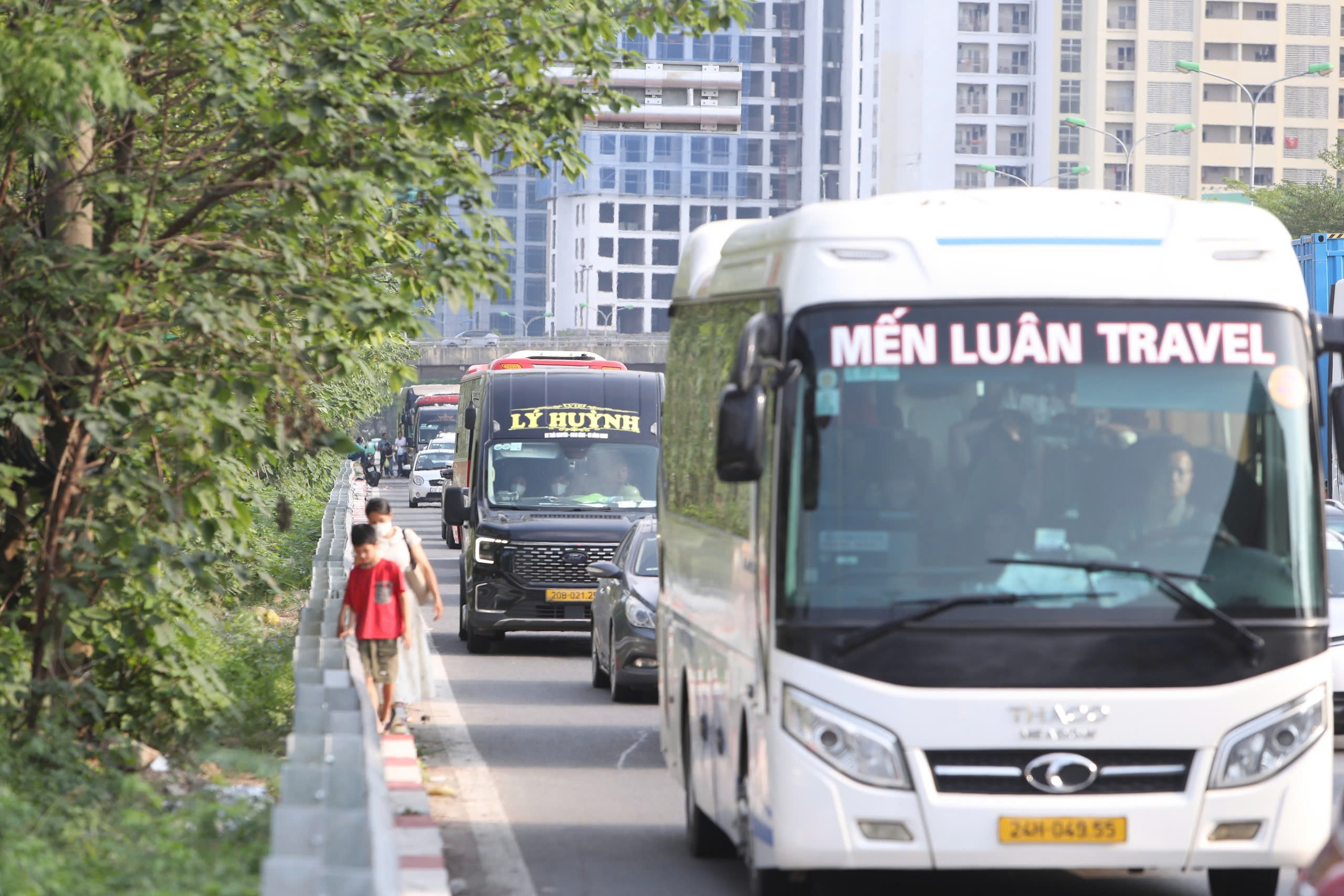 2718276473988867984-17777204772901211674148 Dòng xe ùn ùn trở về Hà Nội dù chưa hết nghỉ lễ, CSGT đóng đường phân luồng- Ảnh 5.