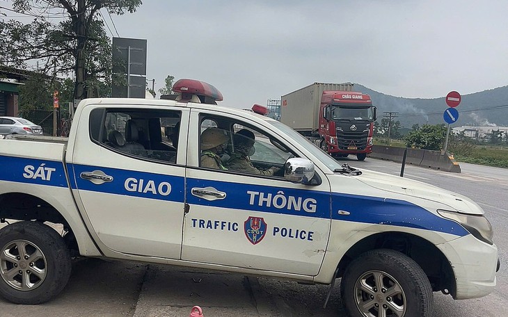 CSGT Nghệ An kịp thời hỗ trợ hai trường hợp nghi đột quỵ, kiệt sức- Ảnh 3.
