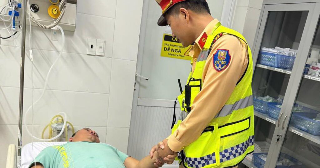 CSGT Nghệ An kịp thời hỗ trợ hai trường hợp nghi đột quỵ, kiệt sức