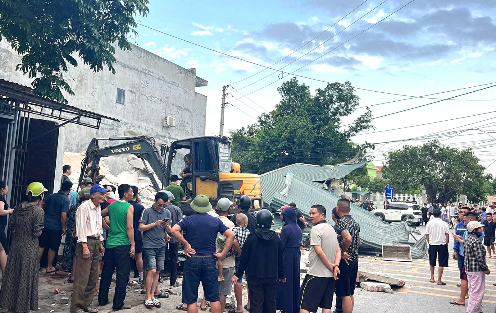 Căn nhà bất ngờ đổ sập khi đang sửa chữa, 3 nạn nhân bị vùi lấp- Ảnh 1.