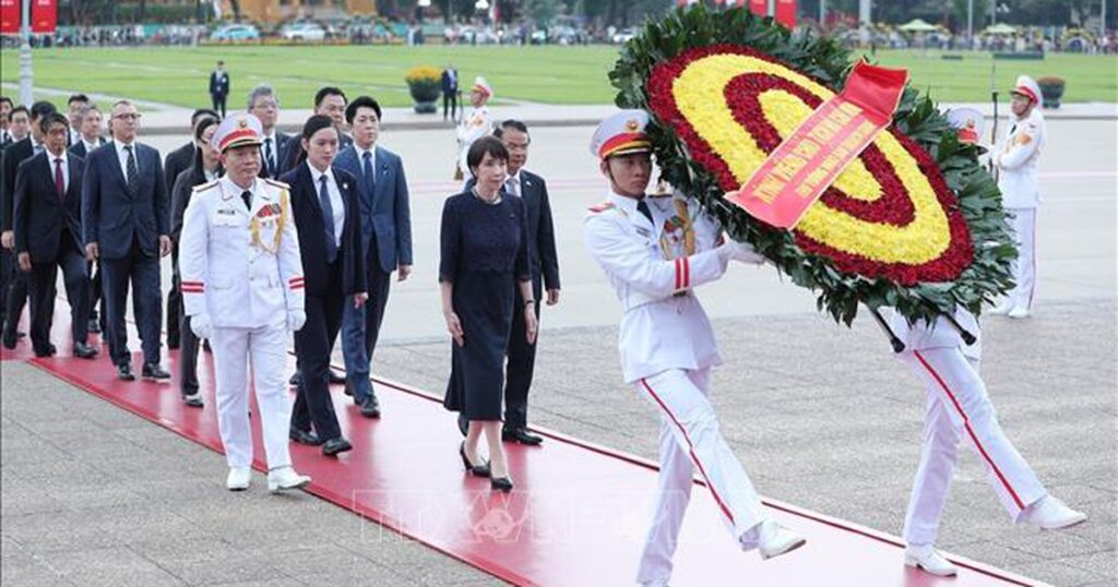Thủ tướng Nhật Bản đặt vòng hoa viếng Chủ tịch Hồ Chí Minh và Đài tưởng niệm các Anh hùng liệt sỹ