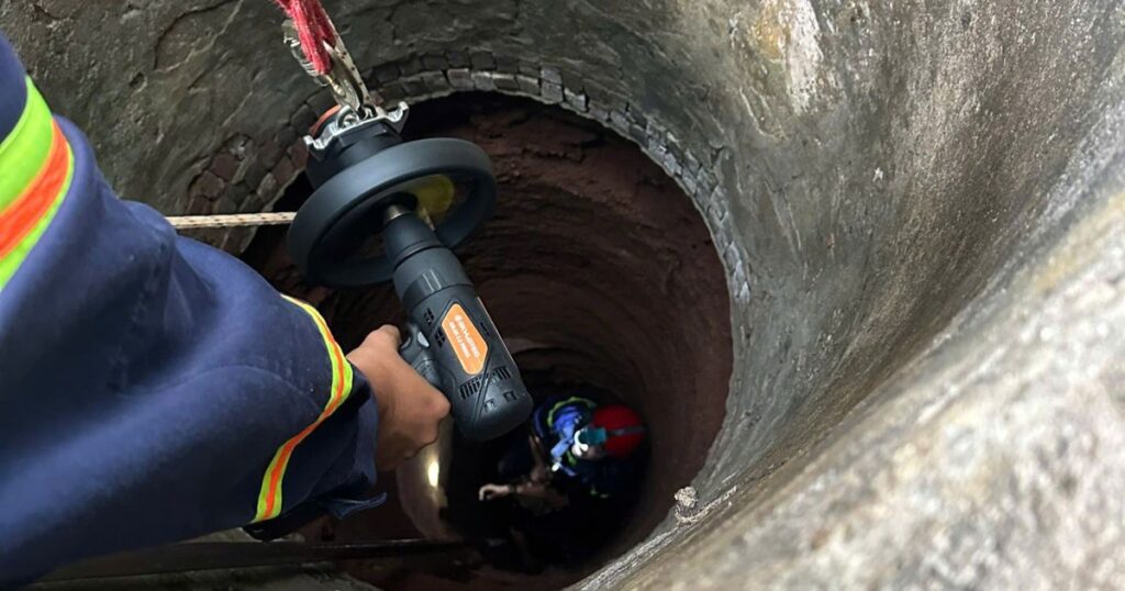 TPHCM: Giải cứu người rơi giếng sâu 35m