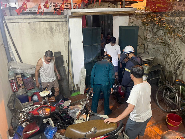 Xe máy chữa cháy luồn ngõ hẹp, kịp dập lửa nhà dân ở Hà Nội- Ảnh 3.